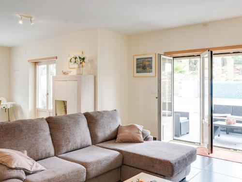 Maison de vacances Modern Holiday Home in Lisbon with private Pool Jacuzzi Casa Aur lie  Almogade