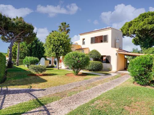 Villa Modern villa in an exclusive residential area with a private swimming pool  Vilamoura