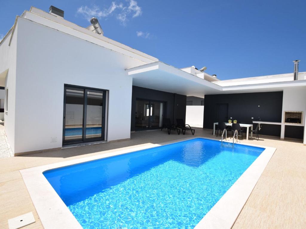 Villa Modern villa with private pool near the beautiful beach of Foz de Arelho , 2500-611 Nadadouro