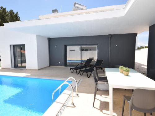 Modern villa with private pool near the beautiful beach of Foz de Arelho Nadadouro portugal