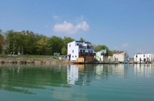 Maison de vacances Moderne Ferienhaus direkt am See, mit eigener Bootsgarage, Boot und Seeterrasse An d. Lagune 99 Neukieritzsch