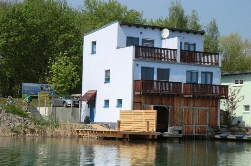 Moderne Ferienhaus direkt am See, mit eigener Bootsgarage, Boot und Seeterrasse Neukieritzsch allemagne