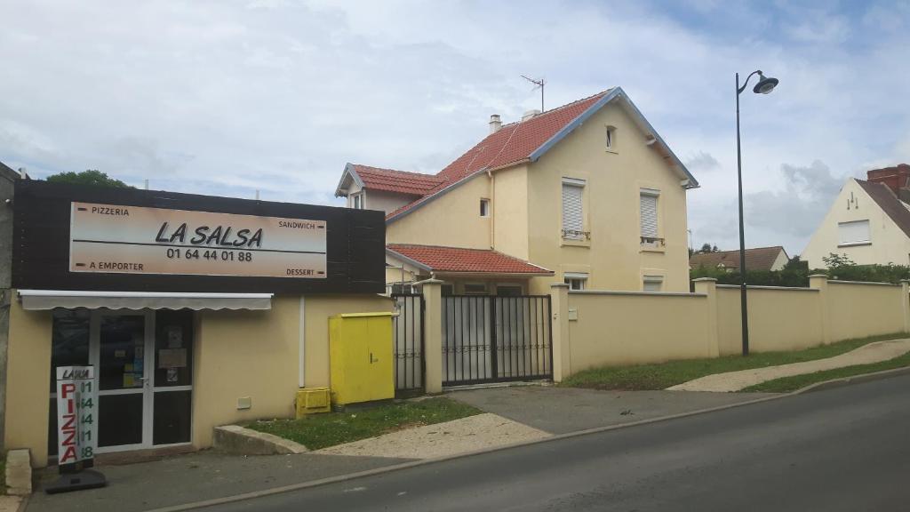 Motel À 7 minutes de l'aéroport Charles De Gaulle 49 Rue des Trois Villes 77230 Thieux