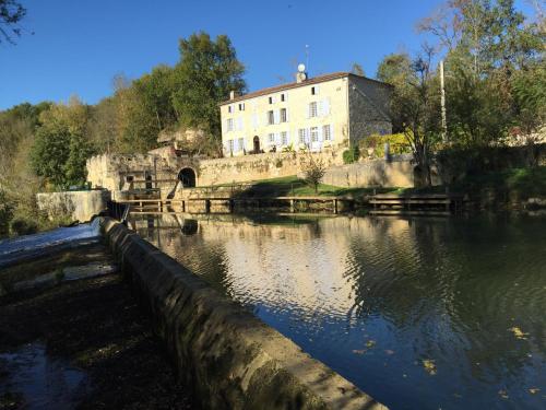 B&B / Chambre d'hôtes Moulin de Bapaumes Lieu Dit Bapaume s/n Nérac