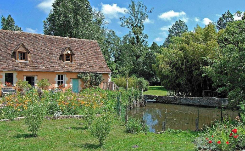 B&B / Chambre d'hôtes Moulin de la Diversiere Moulin de la Diversiere, 72800 Savigné-sous-le-Lude