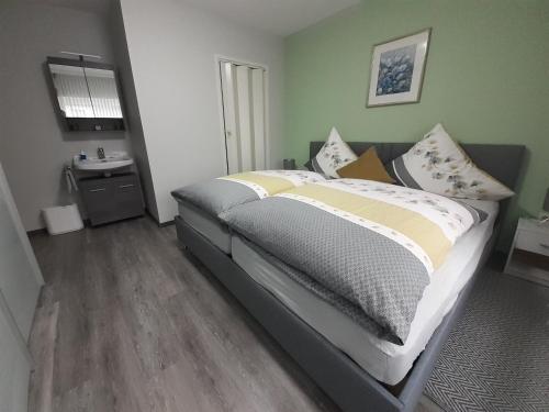 Maison d'hôtes Nähe Nürburgring in Quiddelbach, Gästezimmer mit Lounge 10 Hauptstraße Quiddelbach