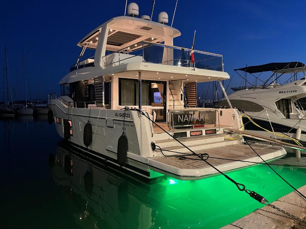 Bateau-hôtel Namaka Quai du Port, 83150 Bandol