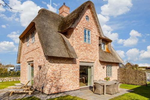 Maison de vacances NEU! Ferienhaus Sylt 44 mit eigenem Strandkorb am Strand Osterweg 44, 44 Wenningstedt