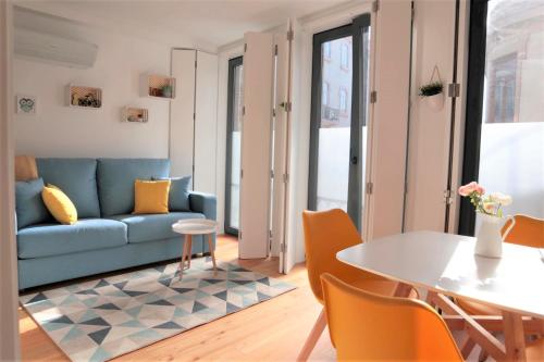 NEW! Colorful and central (9 min-walk to main station) Porto portugal