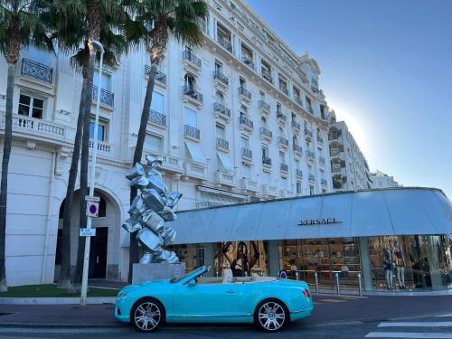 Newly renovated: Sea-front Croisette, top-floor Cannes france