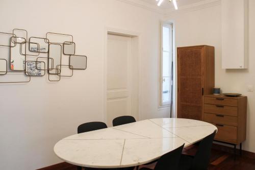 Appartement Nice 58m of classic style near Montmartre 18 Rue de Belzunce Paris