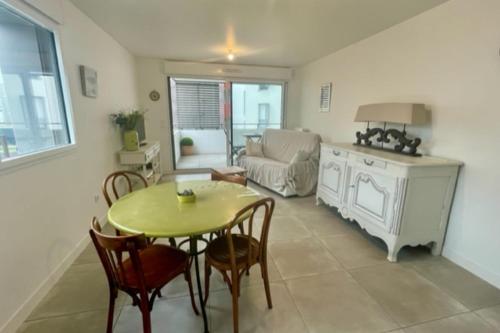 Appartement Nice 66m with terrace in La Rochelle 8 Rue Maurice Ravel La Rochelle