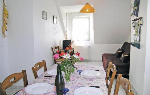 Nice apartment in Roz-Landrieux with 2 Bedrooms and WiFi Roz-Landrieux france