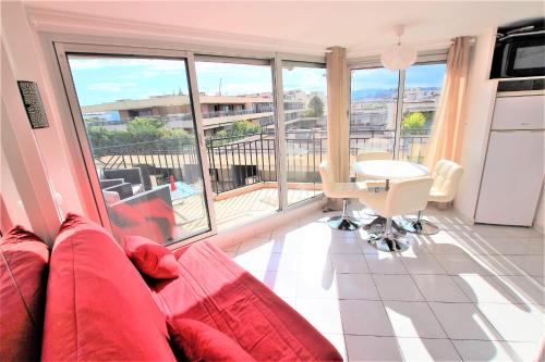 Nice apartment last floor with terrace and clear view on the sea Cannes france