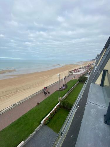 Nice apt with BALCONY and VIEW on the BEACH Cabourg france