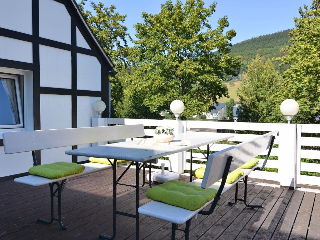 Maison de vacances Nice holiday home in Schmallenberg Oberkirchen with terrace , 57392 Schmallenberg