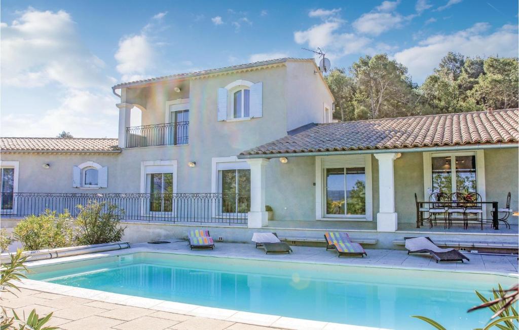 Maison de vacances Nice home in Apt with 4 Bedrooms, Private swimming pool and Outdoor swimming pool , 84400 Apt