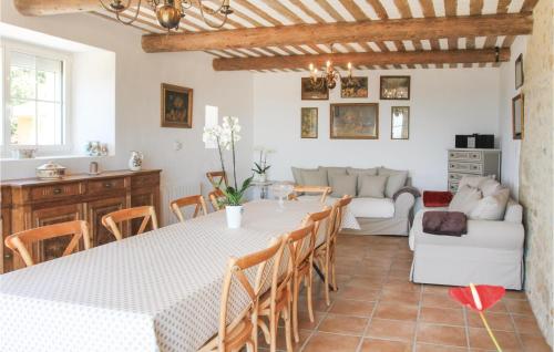 Nice home in Cairanne with WiFi, Outdoor swimming pool and Heated swimming pool Cairanne france
