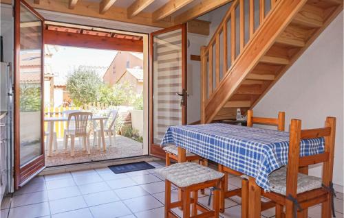 Maison de vacances Nice home in Gruissan with WiFi, Outdoor swimming pool and Swimming pool  Gruissan