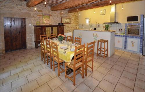 Maison de vacances Nice home in Jonquires with 5 Bedrooms, Private swimming pool and Outdoor swimming pool  Jonquières