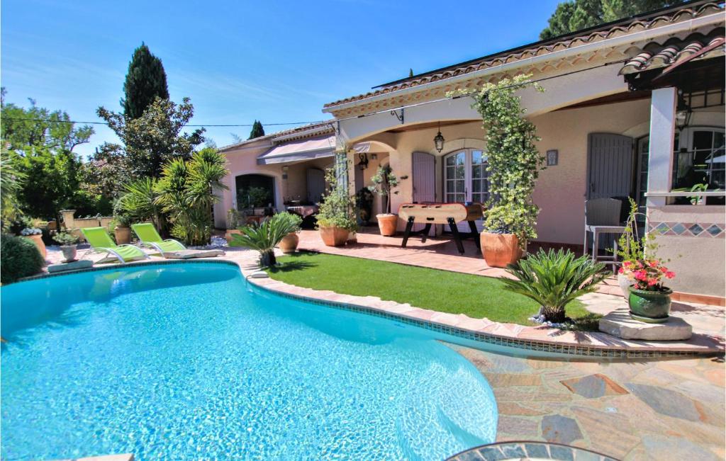 Maison de vacances Nice home in Les Angles with 3 Bedrooms, WiFi and Private swimming pool , 30133 Les Angles (Gard)