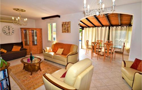 Maison de vacances Nice home in Orange with WiFi, Private swimming pool and Outdoor swimming pool  Orange