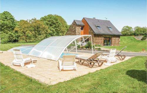 Nice home in St Martin des Pres with 4 Bedrooms, WiFi and Private swimming pool Ville Morvan france