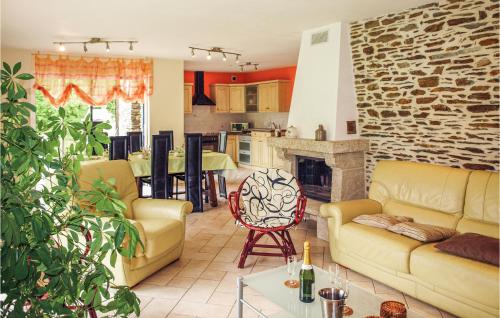 Maison de vacances Nice home in St Martin des Pres with 4 Bedrooms, WiFi and Private swimming pool  Ville Morvan