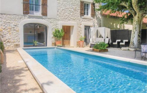 Maison de vacances Nice home in Vedne with WiFi, Outdoor swimming pool and Swimming pool  Vedène