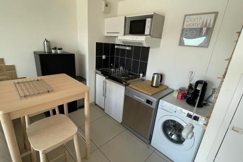 Nice Studio 28 M With Balcony Near The Center Nantes france