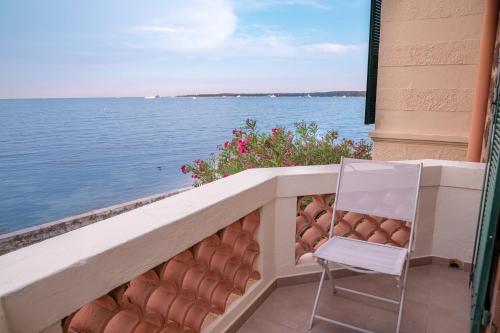 Appartement Nid d'Amour vue mer - pieds dans l'eau - Unique - Terrasse - Clim - Wifi 14 Boulevard Eugène Gazagnaire Cannes