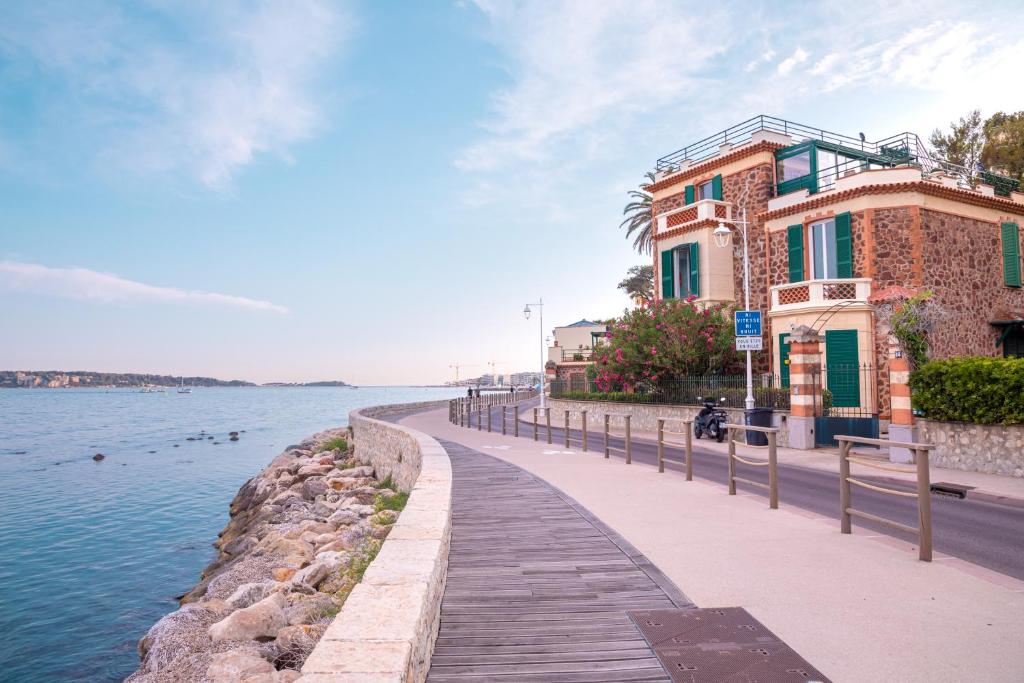 Appartement Nid d'Amour vue mer - pieds dans l'eau - Unique - Terrasse - Clim - Wifi 14 Boulevard Eugène Gazagnaire, 06400 Cannes