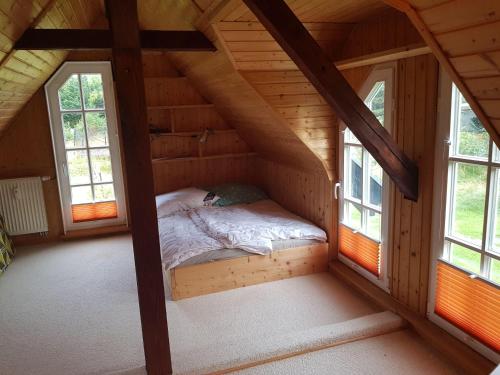 Maison de vacances Niedliches-kleines-Ferienhaeuschen-auf-Ruegen-nahe-Stralsund Am Bahnhof 6 Altefähr