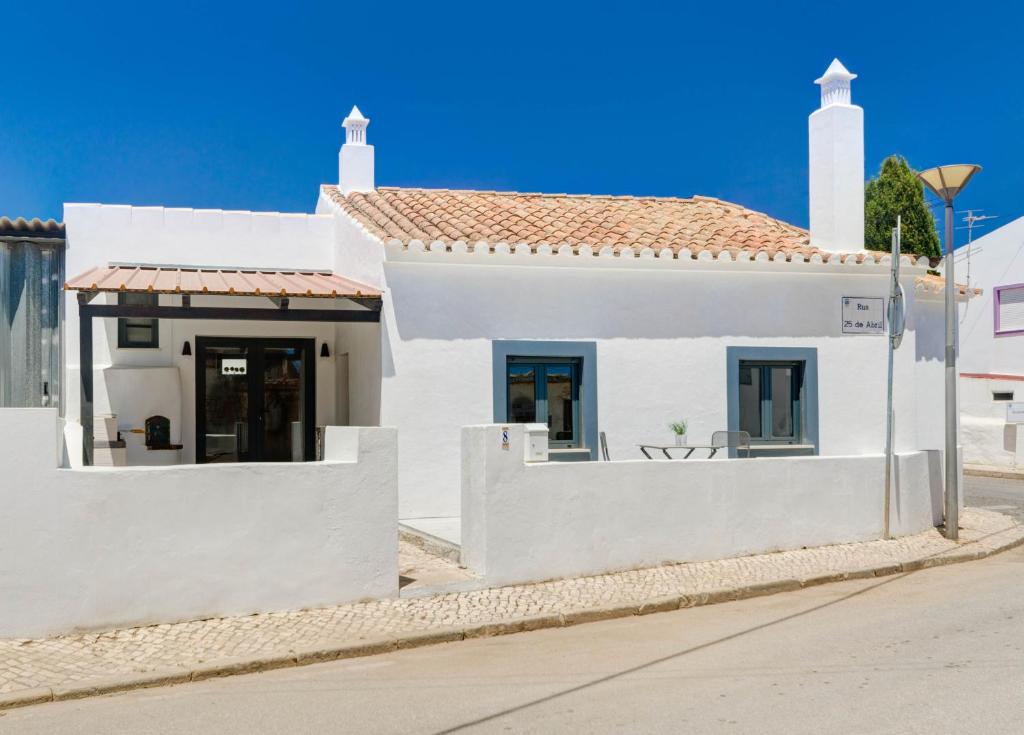 Maison de vacances No 8 Barao De Sao Joao Rua 25 de Abril No 8, 8600-013 Barão de São João