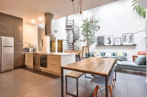 Appartement NOCNOC - Loft l'Atypique, 6 chambres à Nantes Batiment en second rideau, porte 8 au fond à gauche 45 Rue de la Montagne Nantes