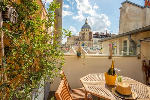 Notre-Dame -Latin Quarter VIP Rooftop terrace view Paris france