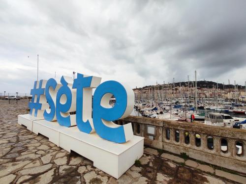 Bateau-hôtel Nuit insolite à bord d'un voilier au cœur de Sète Le Môle Saint-Louis Sète