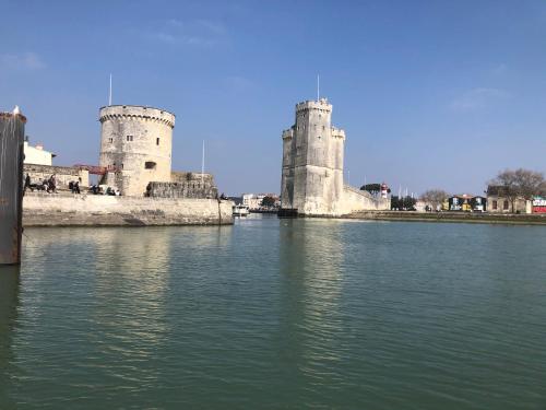 Bateau-hôtel Nuit insolite sur un voilier au cœur de La Rochelle Bassin des Yatch La Rochelle