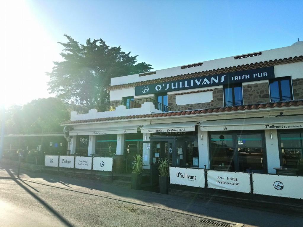 Appart'hôtel O'Sullivans Bar and Hotel 3 Blvd Henri Clews, 06210 Mandelieu-la-Napoule