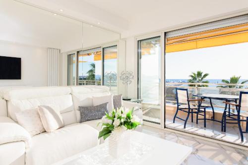 On La Croisette: new 2 bedrooms with sea view Cannes france