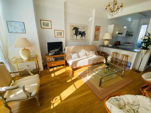 One Bedroom apartment in Cannes Center a few steps from the Croisette and the Martinez Hotel - 2032 Cannes france