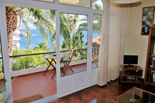 Maison de vacances One bedroom bungalow with sea view enclosed garden and wifi at Funchal 1 km away from the beach Rua da Quinta Calaça 16 Madeira Palmeira