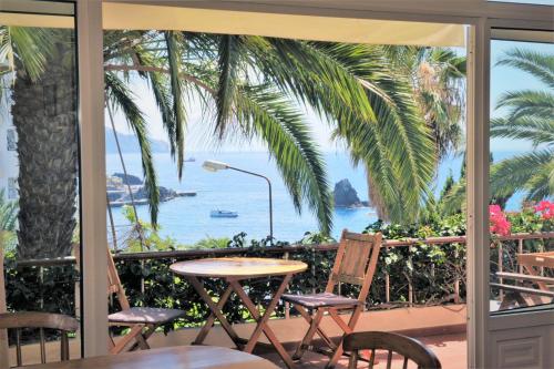 One bedroom bungalow with sea view enclosed garden and wifi at Funchal 1 km away from the beach Palmeira portugal