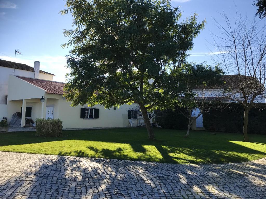 Maison de vacances One bedroom house with shared pool enclosed garden and wifi at Alcanhoes D. Duarte de Almeida 18C, 2000-369 Alcanhões