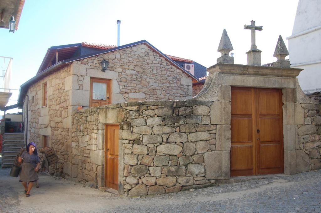 Maison d'hôtes Outros Tempos - Turismo de Aldeia Largo Do Marradoiro Nº 12, 5110-051 Aricera