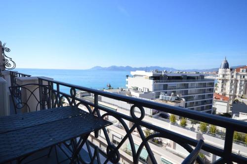 Appartement Palais Miramar - Suite Art Modern - Vue Mer - Croisette Emplacement Unique - 20 Plage -WIFI - Clim 65 Boulevard de la Croisette Cannes