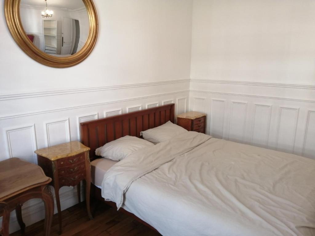 Séjour chez l'habitant Paris, appartement typique spacieux et confortable 24 Rue de la Voûte, 75012 Paris