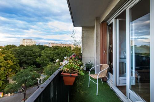 Appartement Paris charmant appartement famillial vue Tour Eiffel 240 rue de Belleville Paris