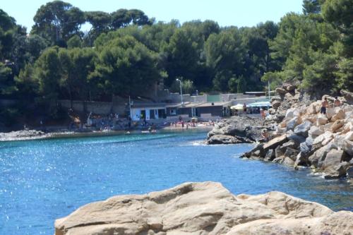 Appartement Particulier loue T3 en rez de jardin à 30 mètres de la plage avec un double box 40 Avenue Camugli La Ciotat