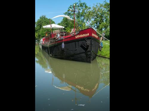 Péniche Kapadokya Gîte insolite sur le canal du Midi Mas-Saintes-Puelles france